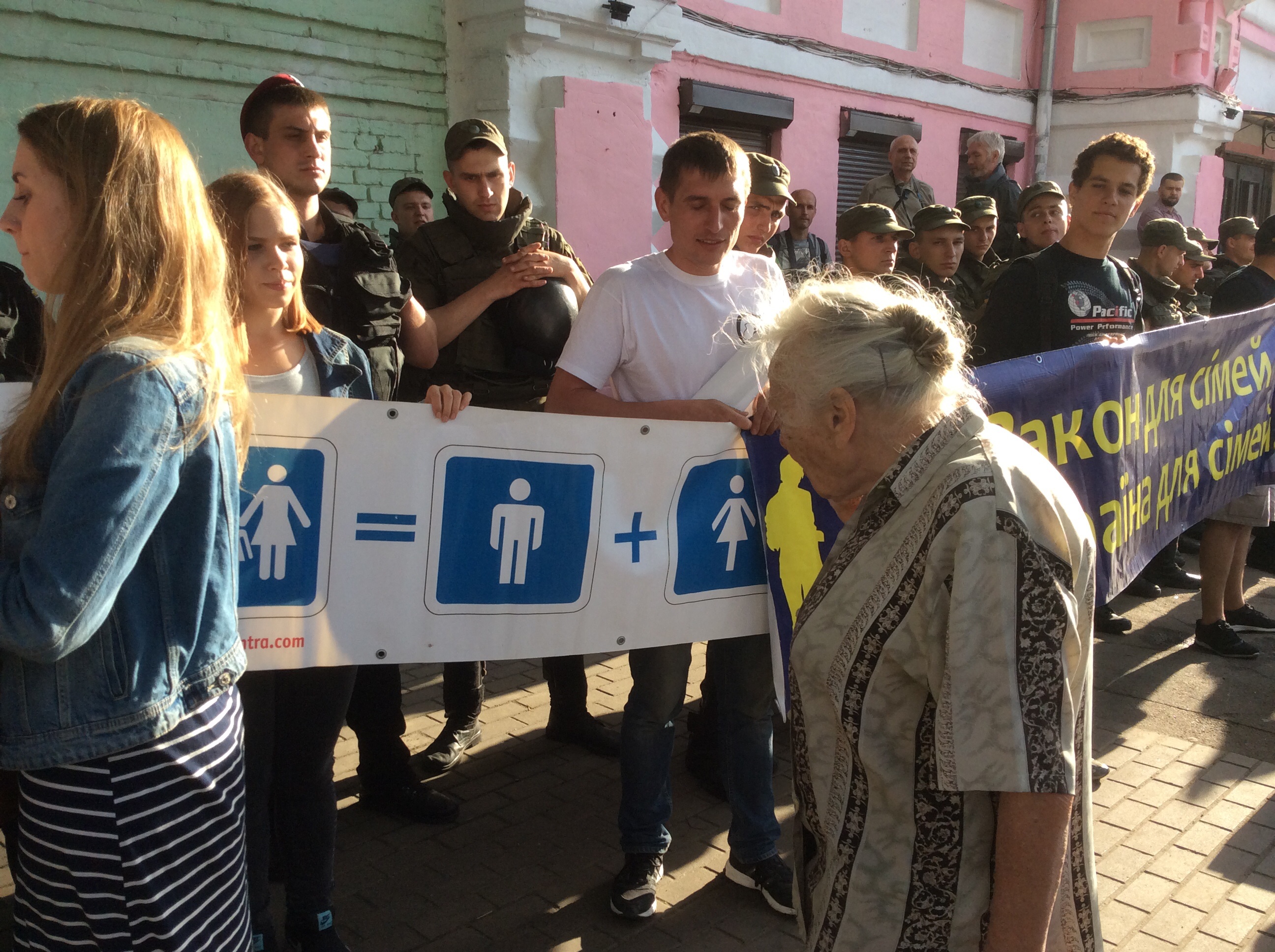активисты, ЛГБТ, потасовка, полиция, гей-парад, КиевПрайд