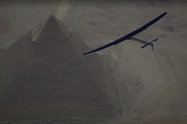 Solar Impulse 2 пролетает над Египетскими пирамидами