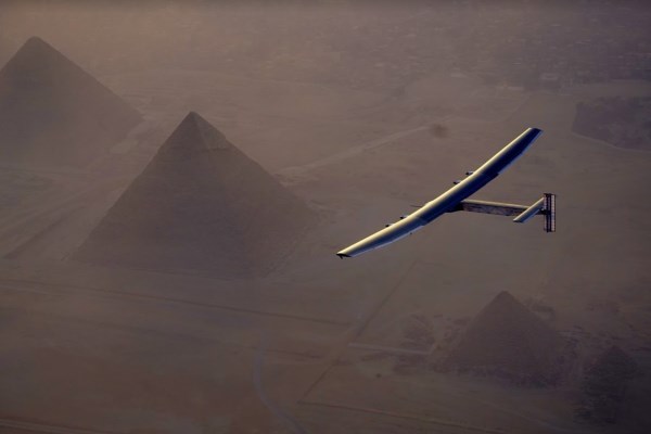 Красивое фото: Solar Impulse 2 пролетает над Египетскими пирамидами