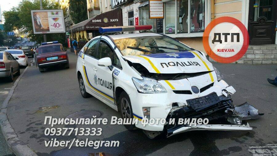 В центре Киева ДТП с участием патрульной машины