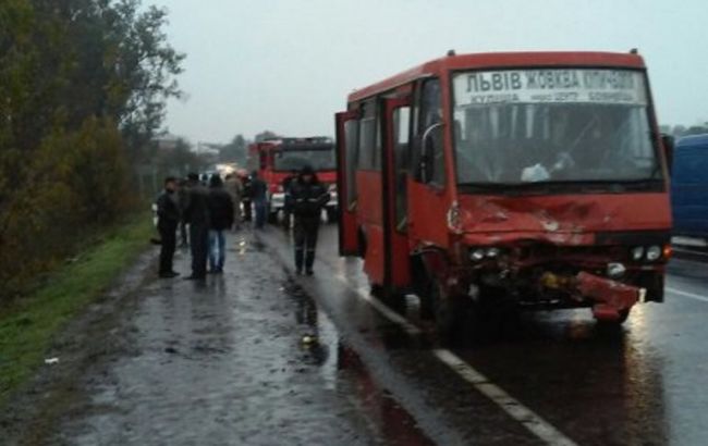 На Львовщине в ДТП попала маршрутка и легковушка, есть погибшие