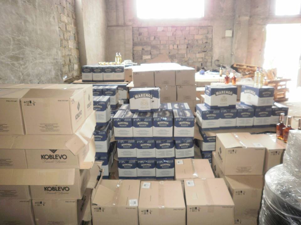 У Донецькій області податкова міліція накрила підпільну перевалочну базу алкоголю
