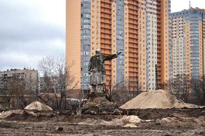 новости, украина, киев, оболонь, памятник ленину, остался, невредимый