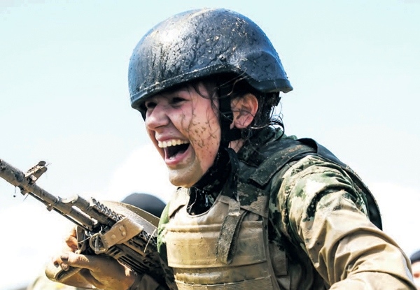 Женщина - военный