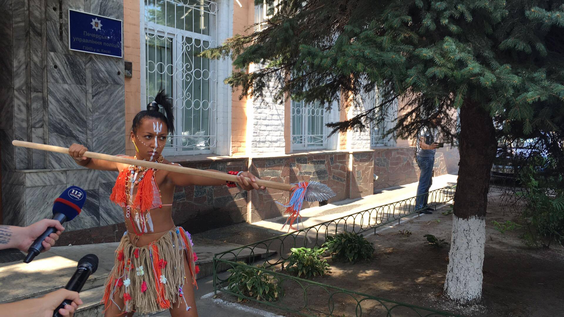 активист, Femen, Лукашенко, абориген, копье