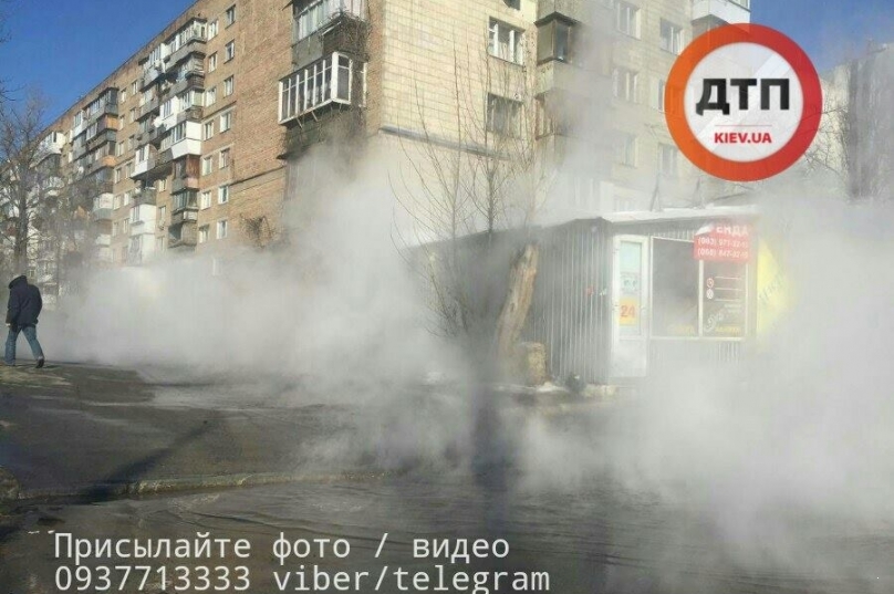 В Киеве квартал залило кипятком из-за прорыва трубопровода‍