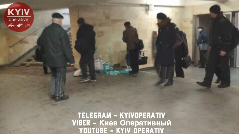 киев, газета, девушка, вести, неизвестный, краска, происшествие, метро