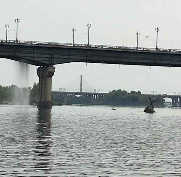 Мост Патона, прорыв трубы, водопад