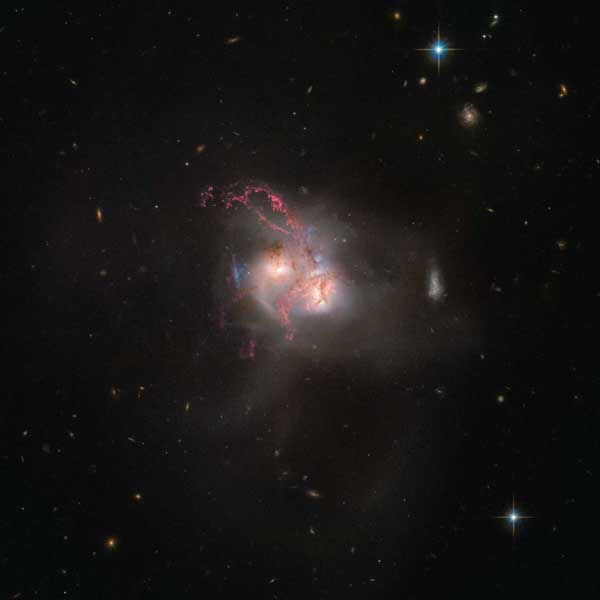 NASA, слияние двух галактик, телескоп Hubble