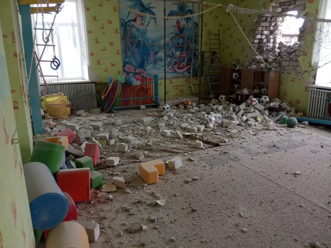 Терористи обстріляли з артилерії Станицю-Луганську та потрапили до дитячого садка. Двоє людей контужено