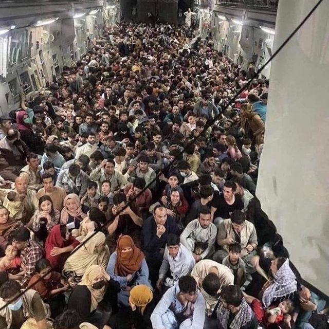 Фотография с борта самолета эвакуирующего афганцев шокировала 