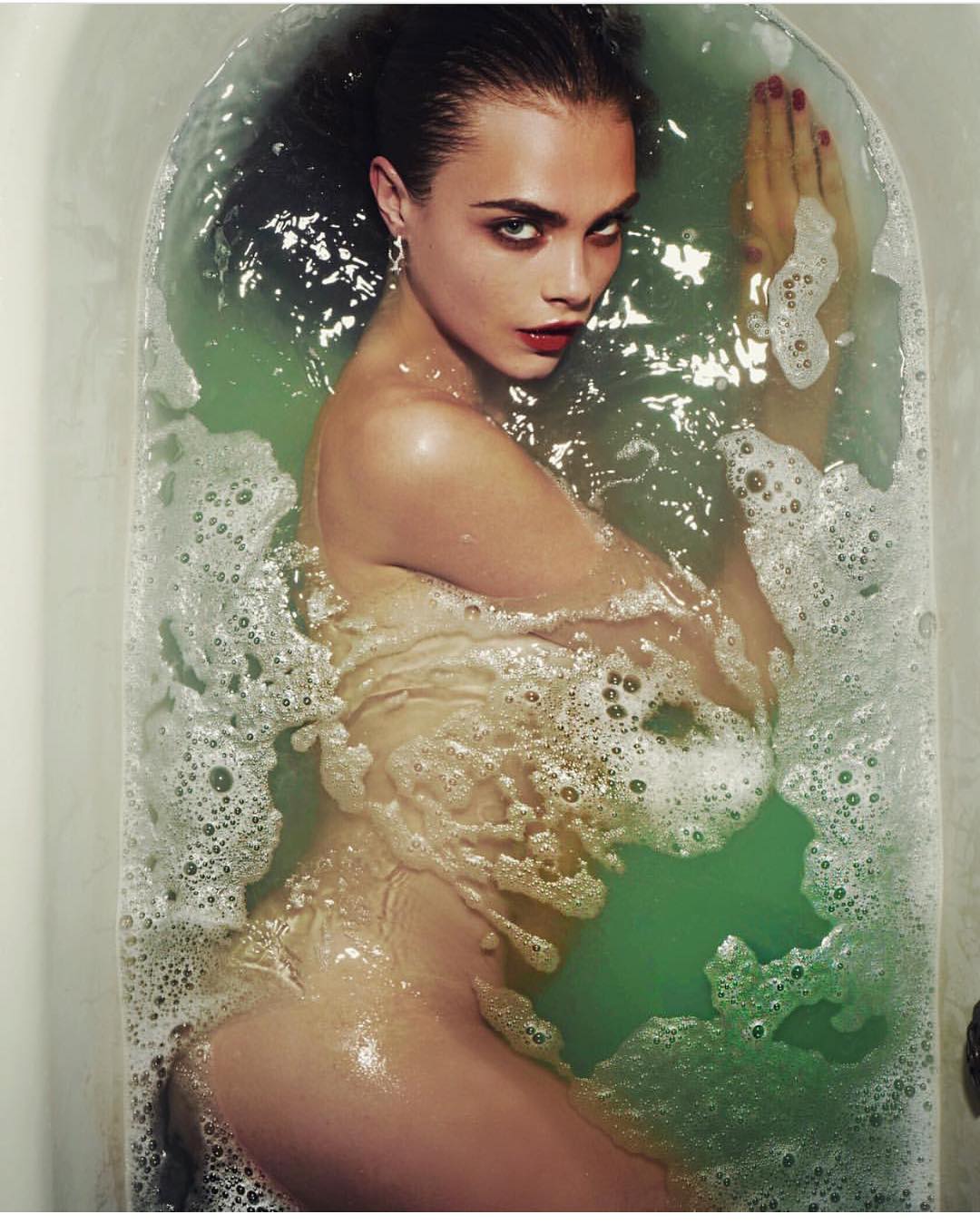Кара Делевиль, голая в ванной, небритые подмышки, шоу бизнес, эротика, модель