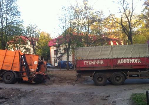 Київ, сміттєвоз, асфальт, провалився сміттєвоз