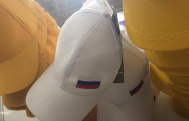 кепка с флагом страны оккупанта в украинском супермаркете