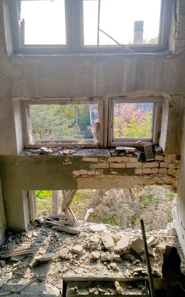 Штаб АТО показал последствия артиллерийского обстрела жилых домов Марьинки