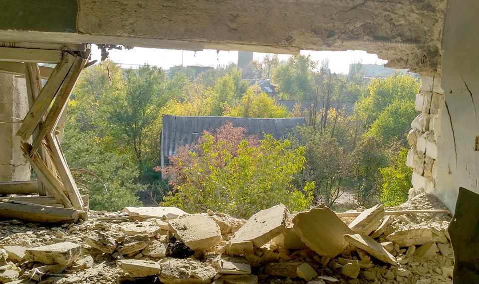 Штаб АТО показал последствия артиллерийского обстрела жилых домов Марьинки