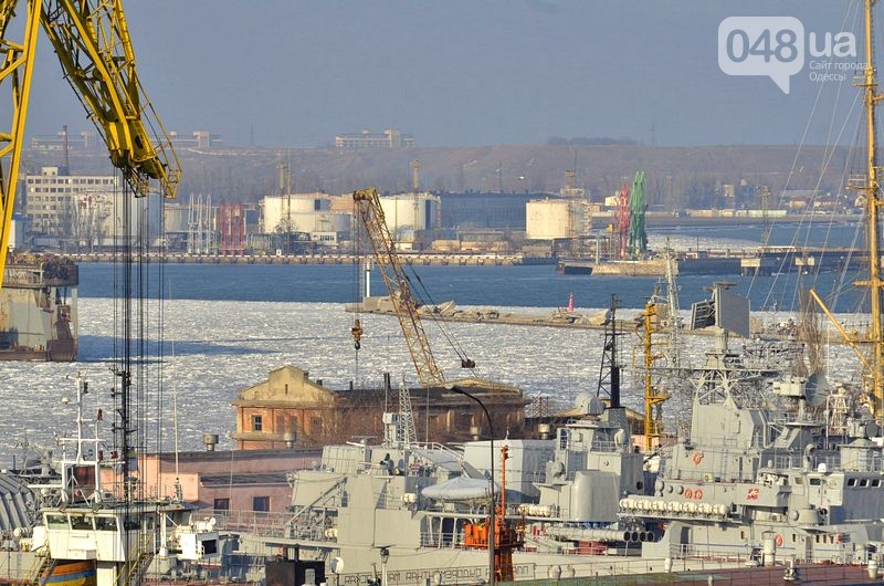 В Одессе льды сковали корабли Военно-морских сил Украины