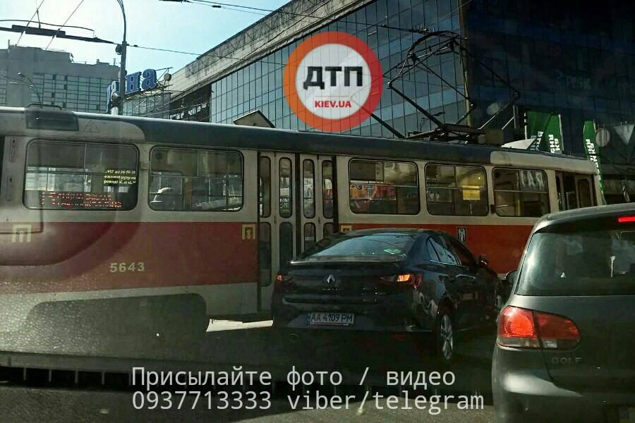 Киев, трамвай ,ДТП, девушка