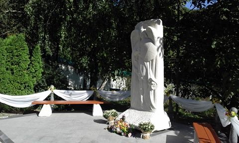 Скульптура архистратига Михаила в Киеве