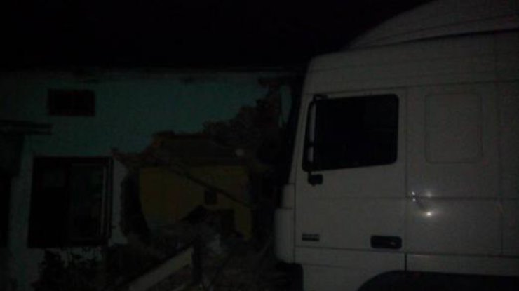 дтп, фура, протаранила дом