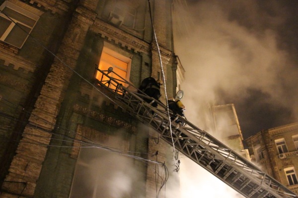 В Киеве горел жилой дом, есть погибшая