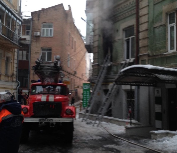 В Киеве горел жилой дом, есть погибшая