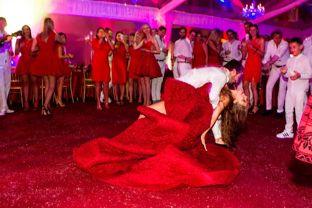 Одеяние весом 46 кг за млн. долларов: появились свадебные фото наследницы Swarovski