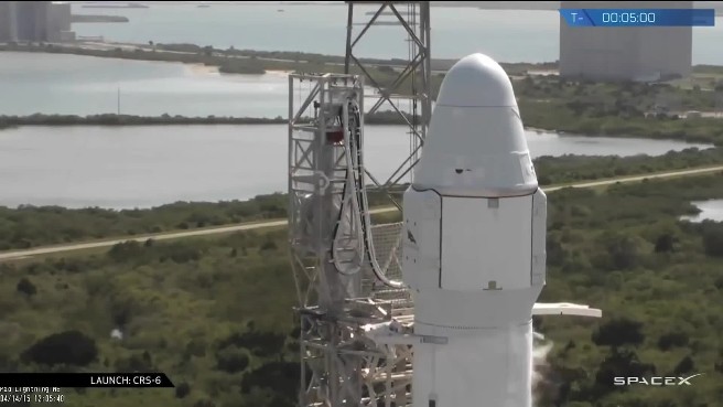 SpaceX готовит ракетоноситель к старту. Обратный отсчет (кадр из видео)