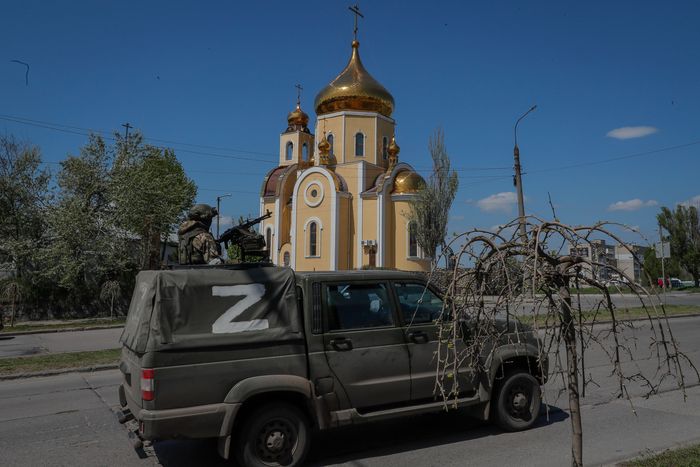 WSJ рассказал, как оккупанты «русифицируют» захваченные территории Украины