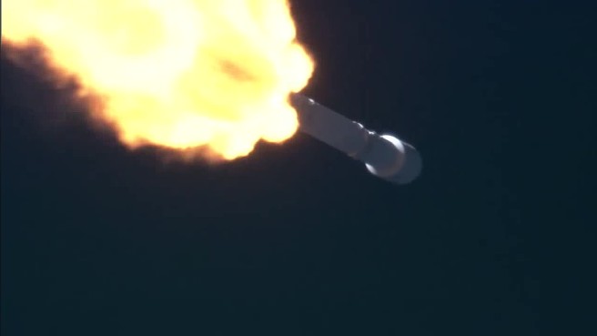Falcon 9 компании SpaceX выводит на орбиту космический спутник DSCOVR в феврале 2015 года