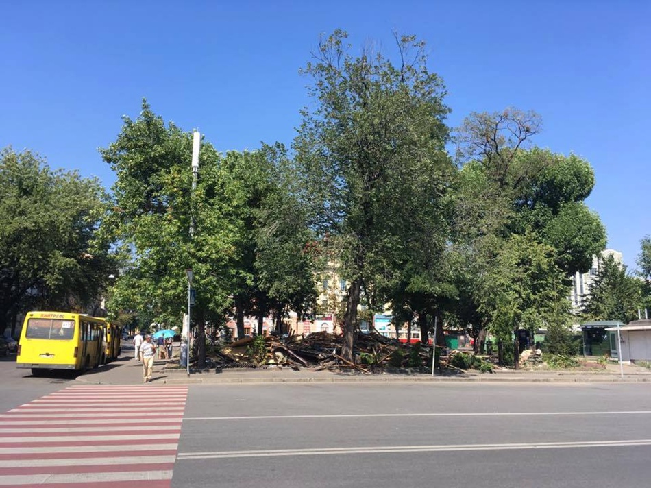 Киев, кафе, снесли МАФ, Контрактовая площадь
