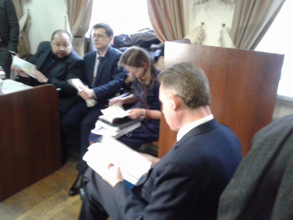 Глава ЦИК Охендовский с тремя охранниками пришел в суд