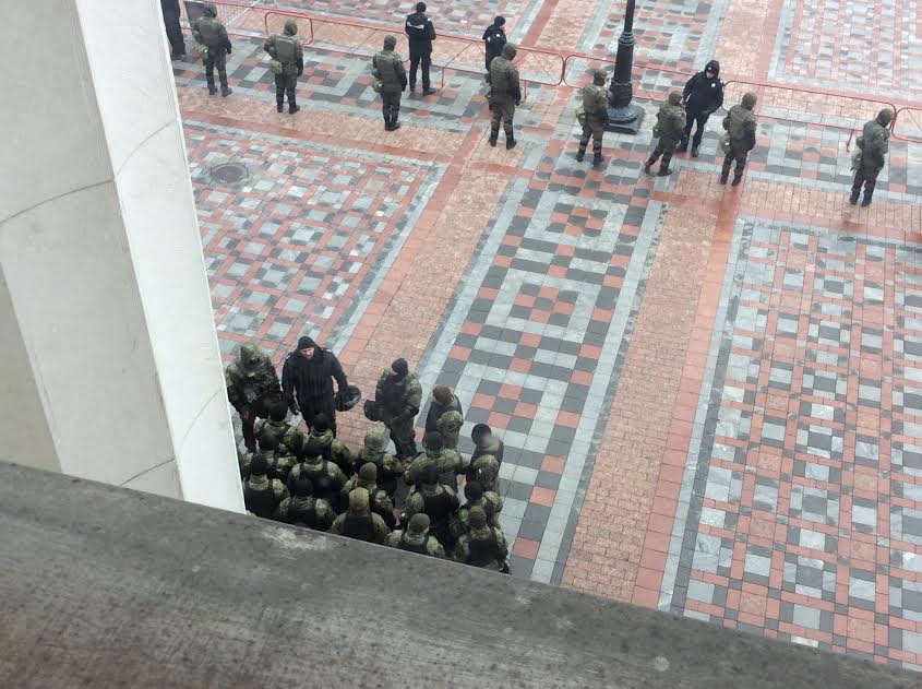 Нардепы - в ожидании марша националистов под стенами парламента
