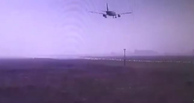 самолет, Казахстан, видео, самолет сдуло ветром, происшествия