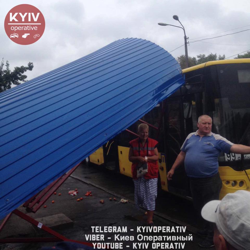 ДТП, аварія, Київ, автобус, зупинка