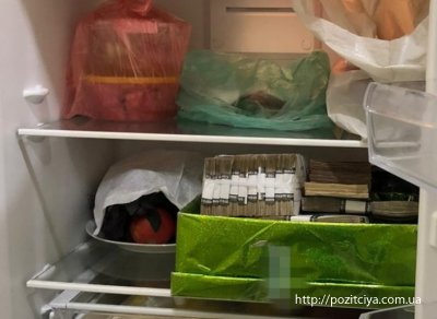 Чиновник Укрзалізниці замість масла зберігав в холодильнику пачки грошей