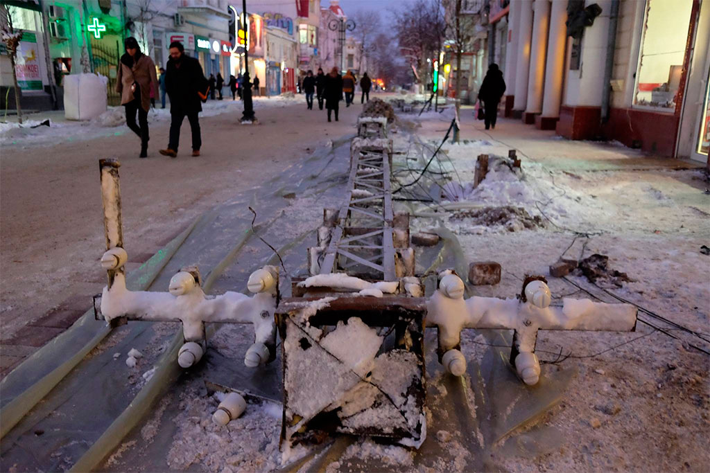 Оккупанты в Симферополе снесли 100-летние трамвайные столбы 