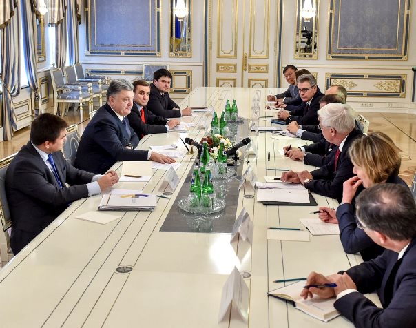 Порошенко рассказал послам стран «Большой семерки» о выборах