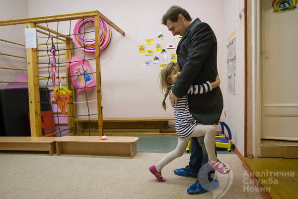 Александр Черненко, провожает дочку в детский сад
