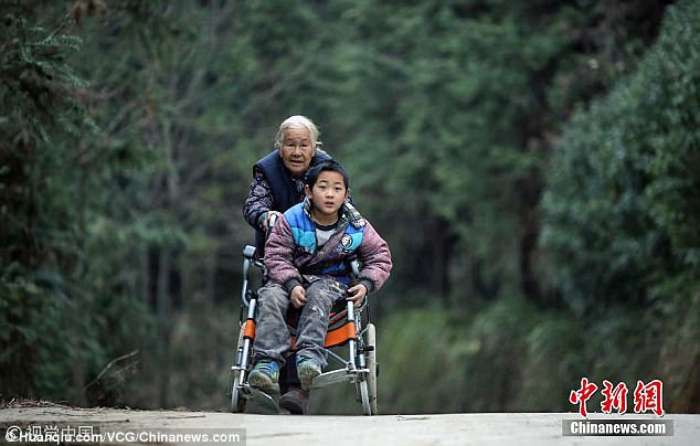 китай, бабуся, онук, школа, ДЦП, інвалідність, коляска, дитина, син, мати, родина, інвалідна коляска