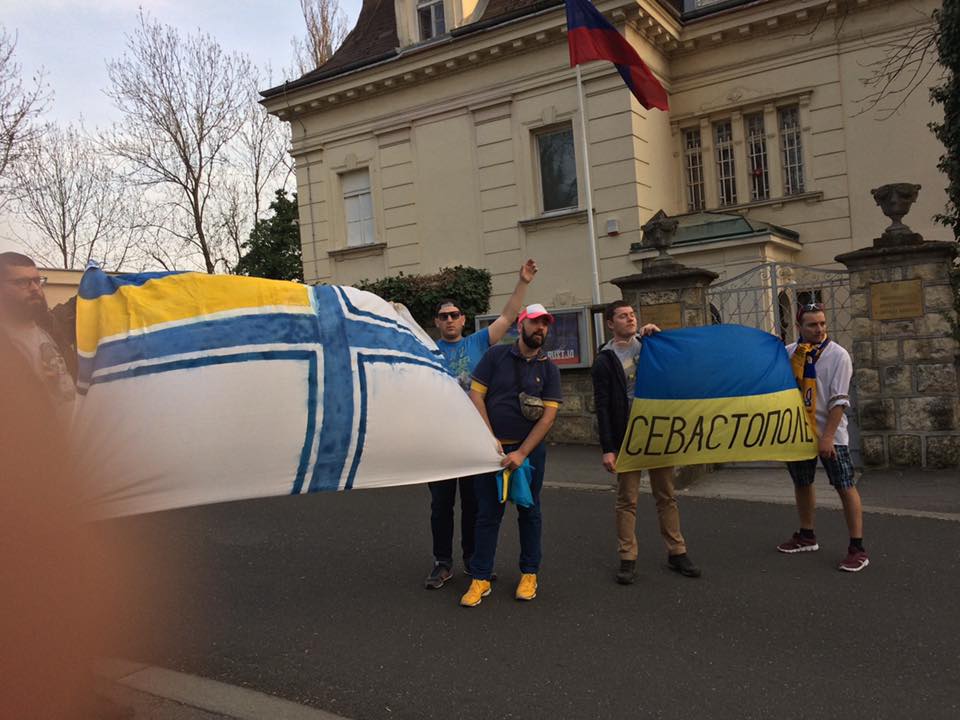 В Загребе украинских болельщиков задержали около посольства Российской Федерации