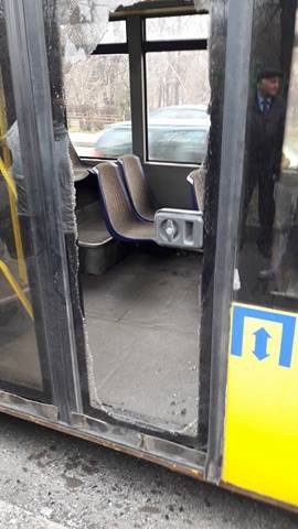 Киев, троллейбус, стекло, остановка, двери, пассажиры
