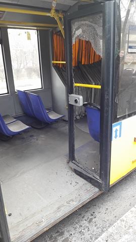 Киев, троллейбус, стекло, остановка, двери, пассажиры
