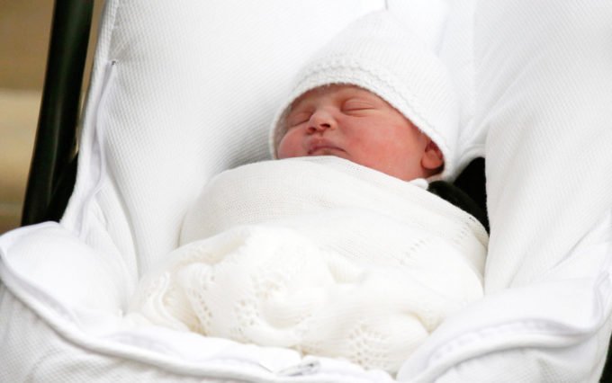 Королевская семья, новорожденный принц, Кийт Миддлтон, принц Уильям, кого родила герцогиня Кейт, какой титул получит новорожденный принц, лицо новорожденного сына Кейт и Уильяма