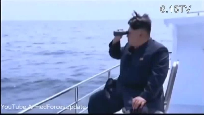 Ким Чеи Ын следит за подводным запуском баллистической ракеты