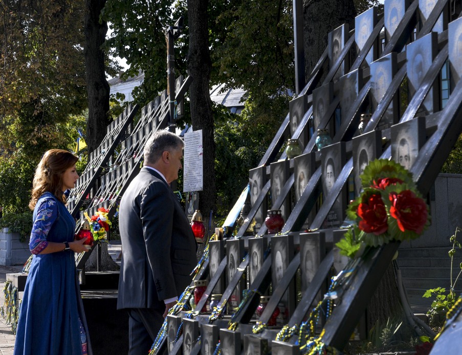 порошенко, небесна сотня, день незалежності, свято, президент, молитва