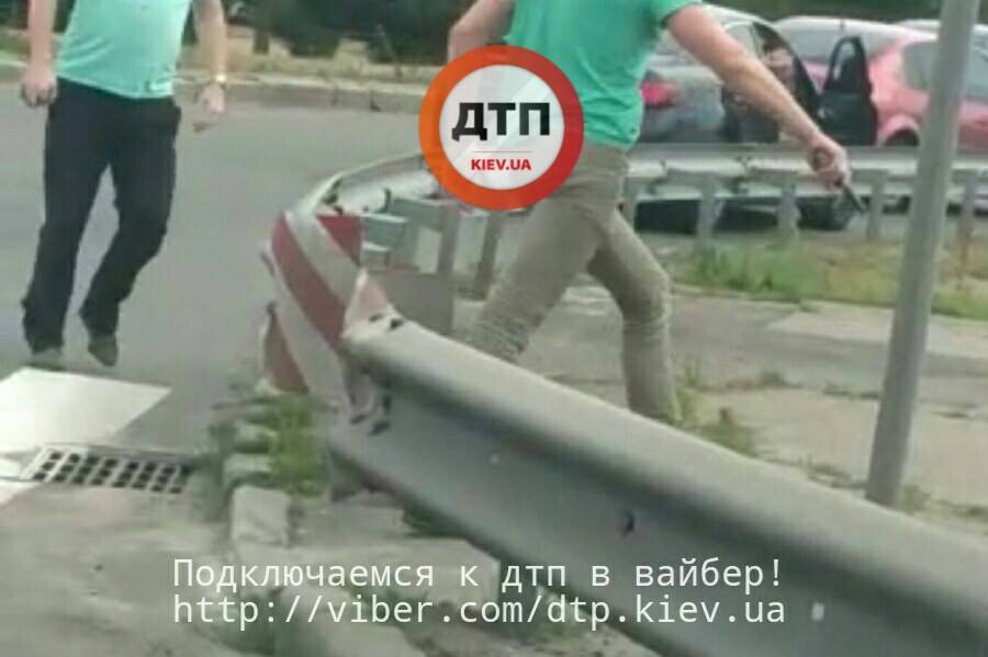«На развязке война»: в Киеве водители устроили драку со стрельбой