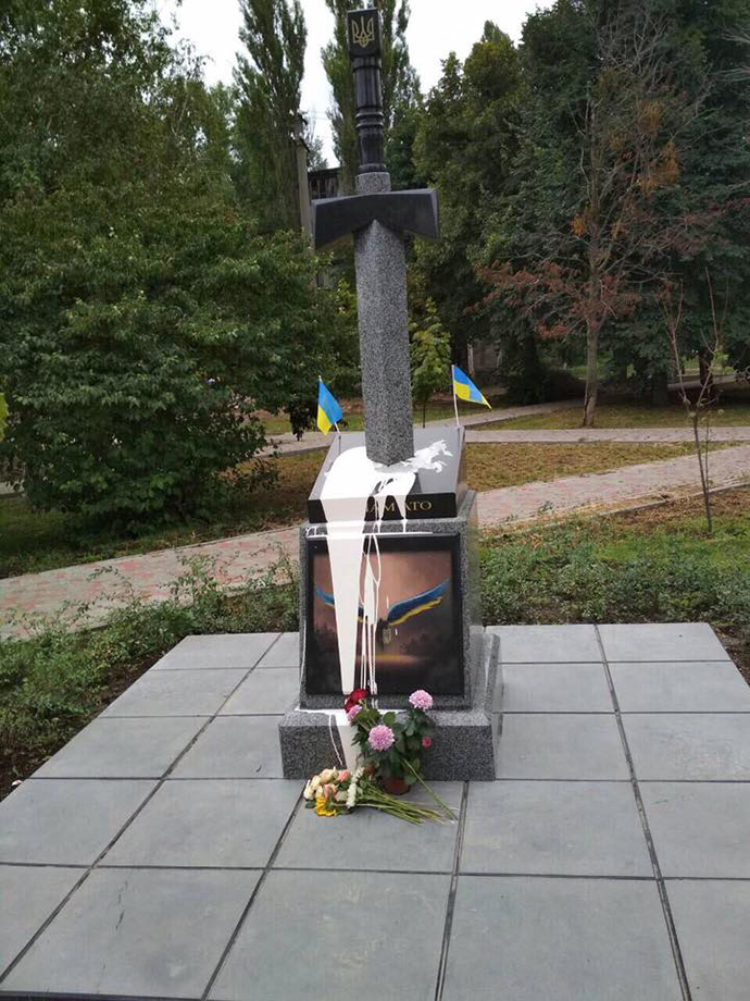 памятник, Киев, взрывное устройство, краска