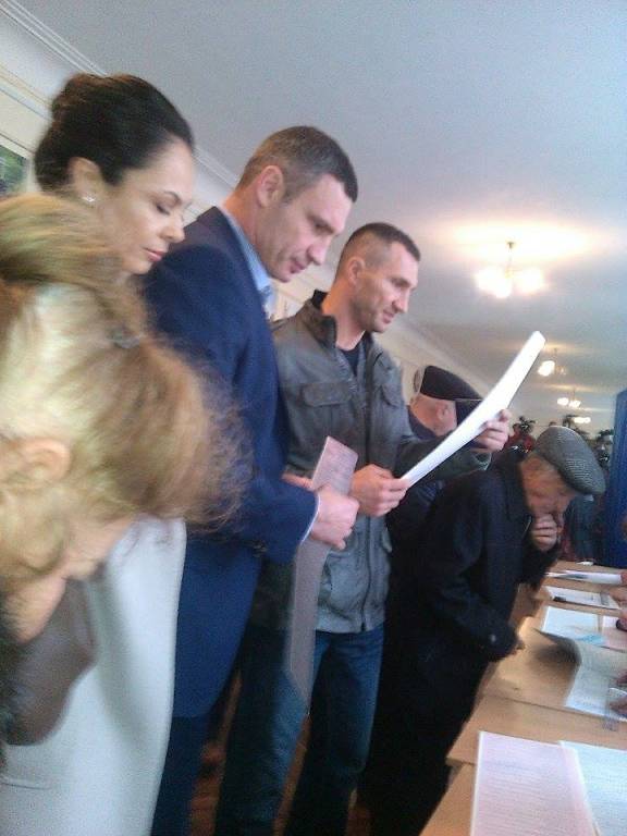 Кличко с женой и братом проголосовали на местных выборах