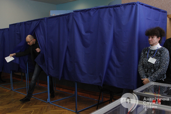 Премьер-министр Арсений Яценюк отдал свой голос на выборах